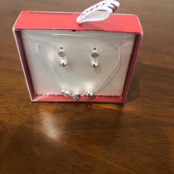 Tommy Hilfiger Silver Tone Pearl Earrings And Necklace Set NWT - Picture 2 of 9